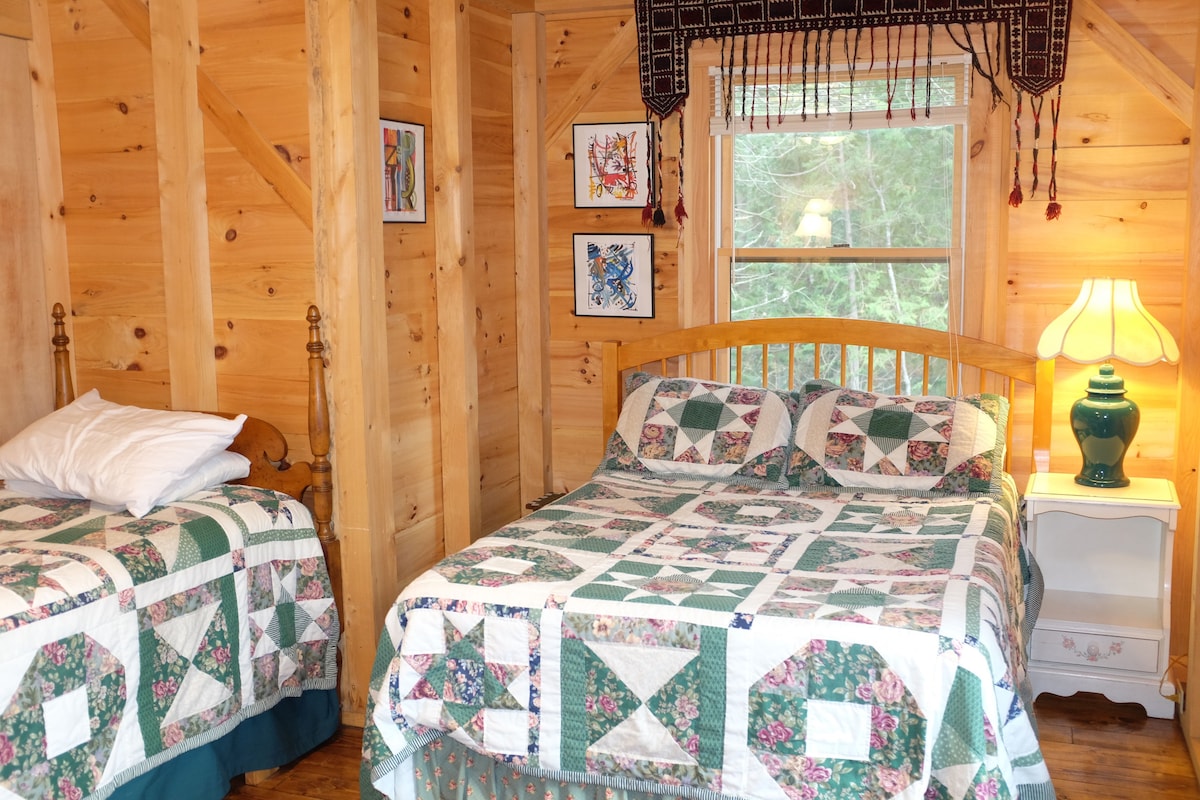 2e slaapkamer met een eenpersoonsbed en een volledig bed