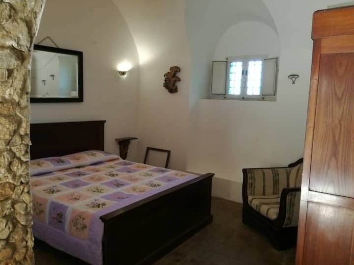 Dormitorio en la planta baja. Cerca del espacio común de la sala de estar con vistas al jardín.