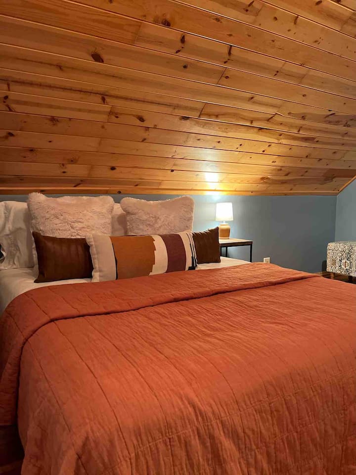 Основна спалня, голямо двойно легло. Заспивайте, гледайки красивите дървени тавани.