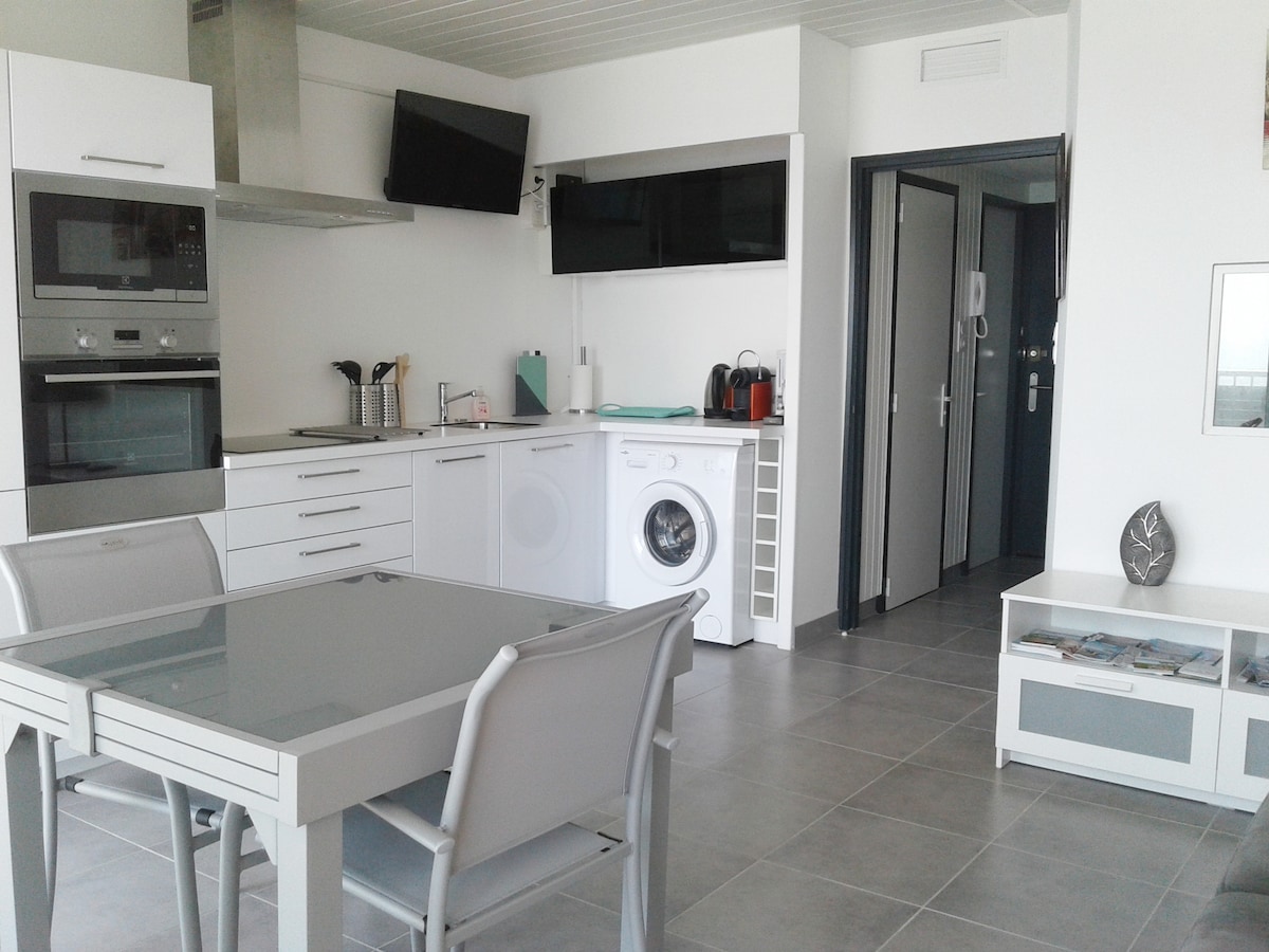 Propriété Airbnb réussie: COMFORTABLE SEA-VIEW APARTMENT à Saint Gilles Croix De Vie