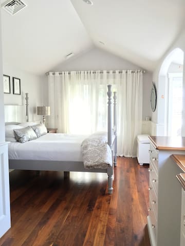 "Upon a Rock"  Peace & Quiet - Mid island retreat!