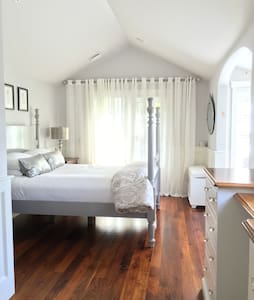 "Upon a Rock"  Peace & Quiet - Mid island retreat!