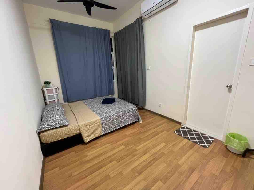 主卧。标准双人床，配有空调和吊扇。 与卧室相连的马桶 