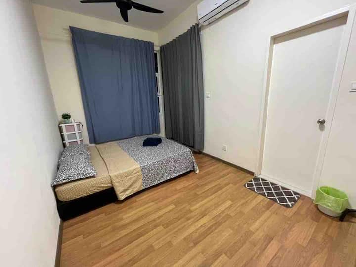 Основна спалня. Двойно легло с климатик и вентилатор на тавана. Тоалетна, прикрепена със спалня 