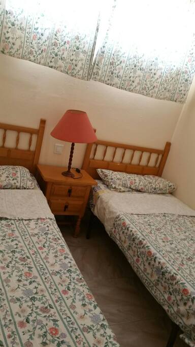Dormitorio con 2 camas