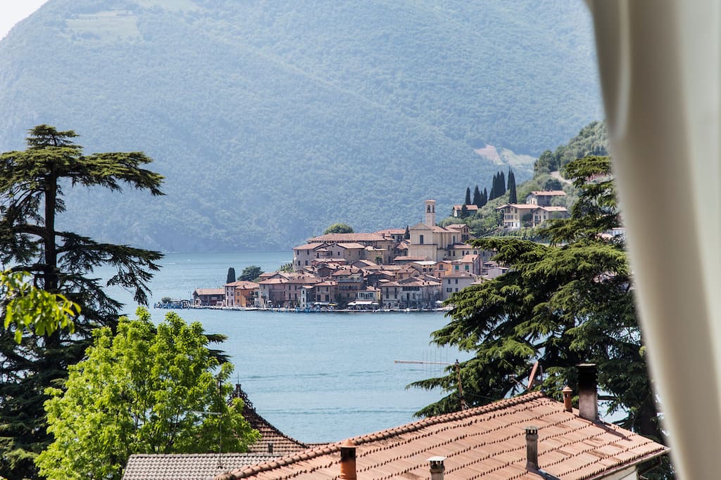 Delizioso bungalow situato nella suggestiva cornice di Sulzano, sulla sponda bresciana del lago d’ Iseo (Sebino), gode di una posizione privilegiata difronte a Peschiera Maraglio (Montisola), nominato tra i borghi più belli d'Italia.
Bungalow di nuova ristrutturazione con apertura per l'evento internazionale "The floating piers" di Christo e Jean-Claude che si terrà dal 18 Giugno 2016 al 3 Luglio 2016.
A pochi passi dal centro di Sulzano,