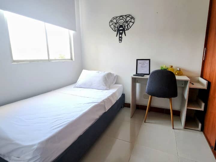 ¡Bienvenidos a nuestra acogedora habitación en Airbnb con televisión y armario para guardar tu ropa! Disfruta de un ambiente confortable y relajante mientras te sumerges en tus programas favoritos.