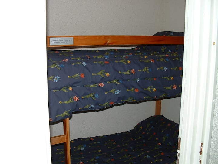 habitación cabina con 2 camas 1 persona literas  con travesaños y cajones de almacenamiento debajo de la cama de abajo. almohadas también están disponibles