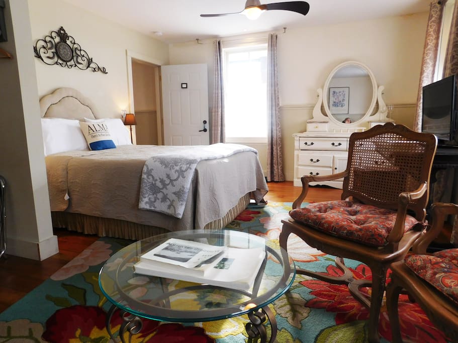 1875 BEDROOM 1, Mississippi River Views, Blue Door Inn