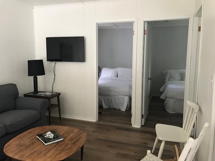 2 dormitorios con sábanas y edredones de lujo para esas noches de casa de campo más frescas