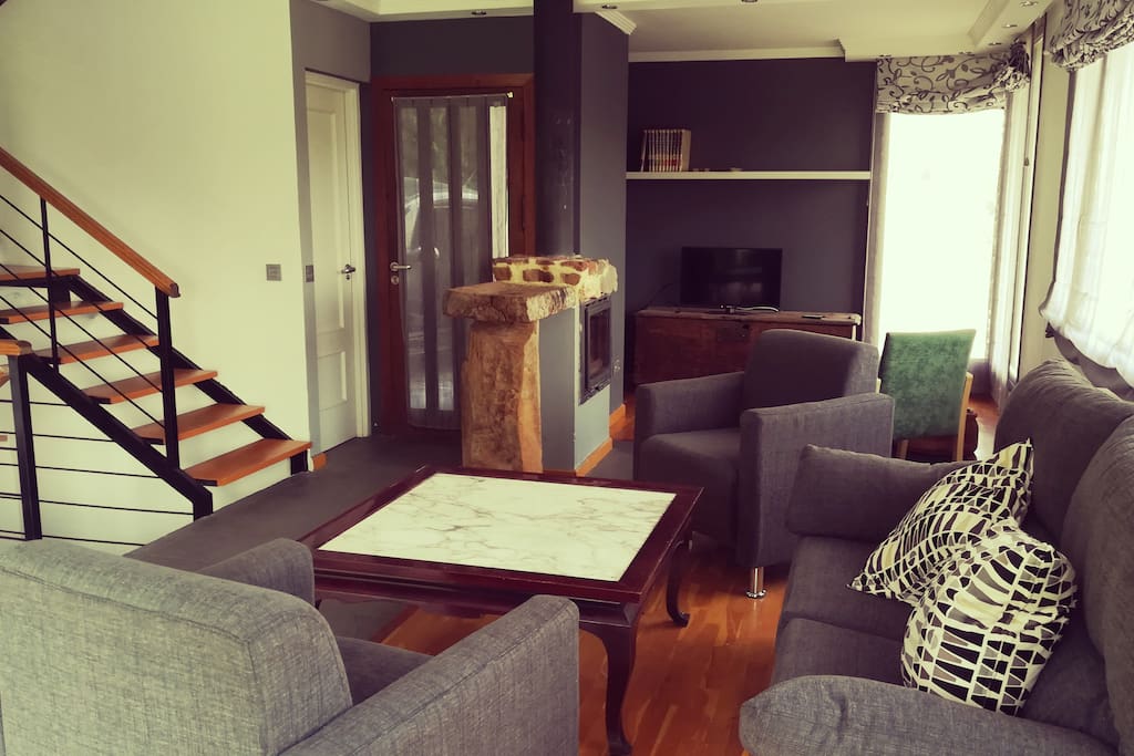 Entrada a la casa, escalera acceso a las habitaciones, chimenea y el cómodo salón!
