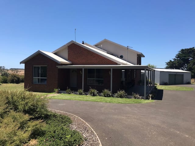 Large holiday house, dog friendly, boat parking