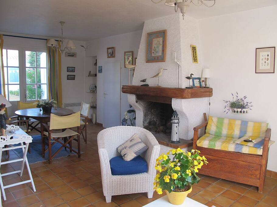 Salon Salle à manger avec cheminée et bonne réserve de bois