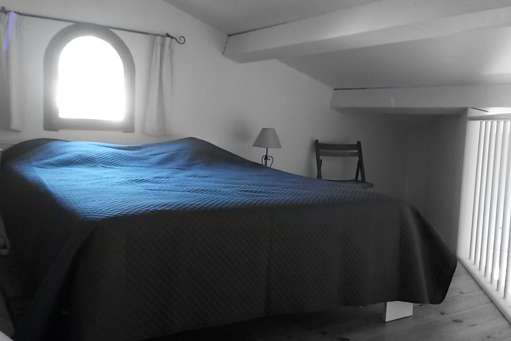 chambre sous mezzanine avec vue sur collines