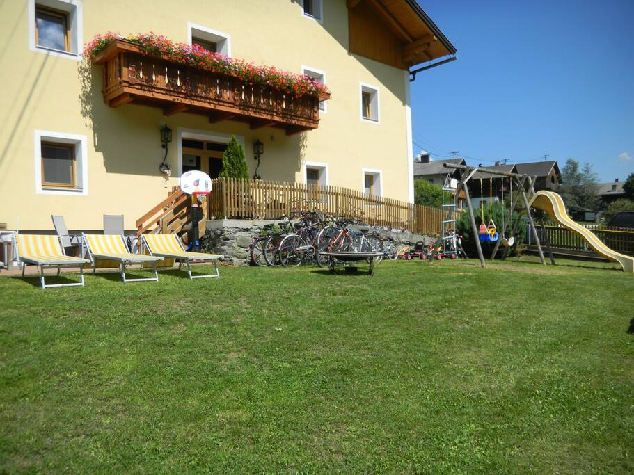 Unser große Garten mit Terasse, Liegestühle, Sonnenschirme, Griller, Kinderrutsche u. Schaukel, Pool, Trampolin, Fußballtor und viele Spielmöglichkeiten rund um unser Haus