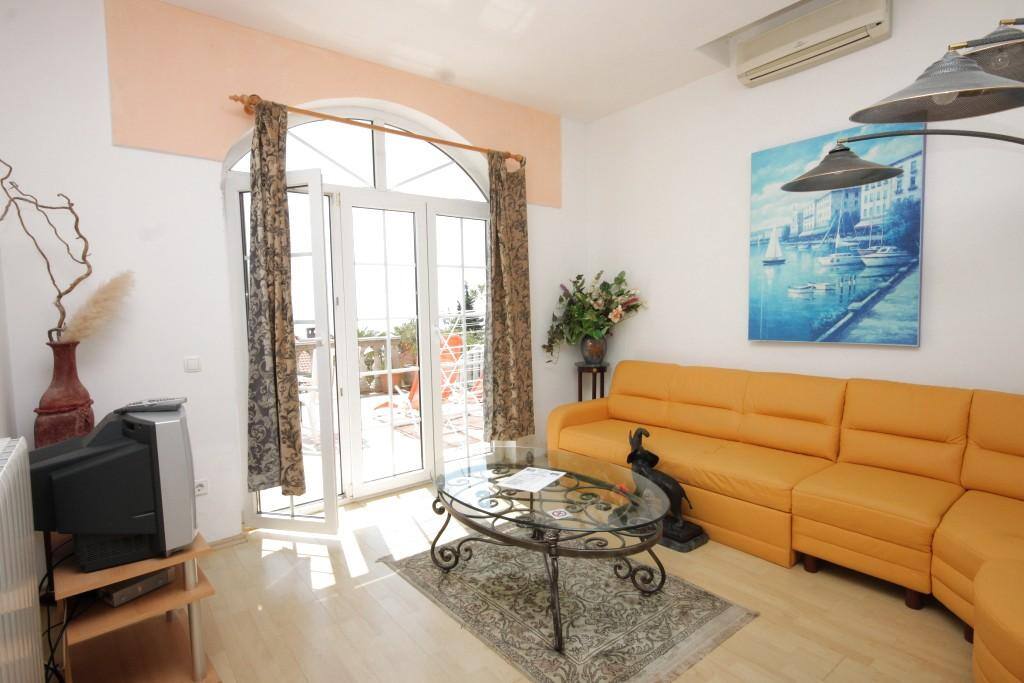 Living room, Surface: 14 m²