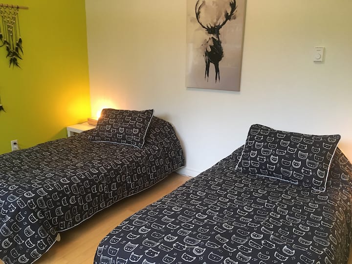 Sovrum med två enkelsängar som kan hålla ihop.
