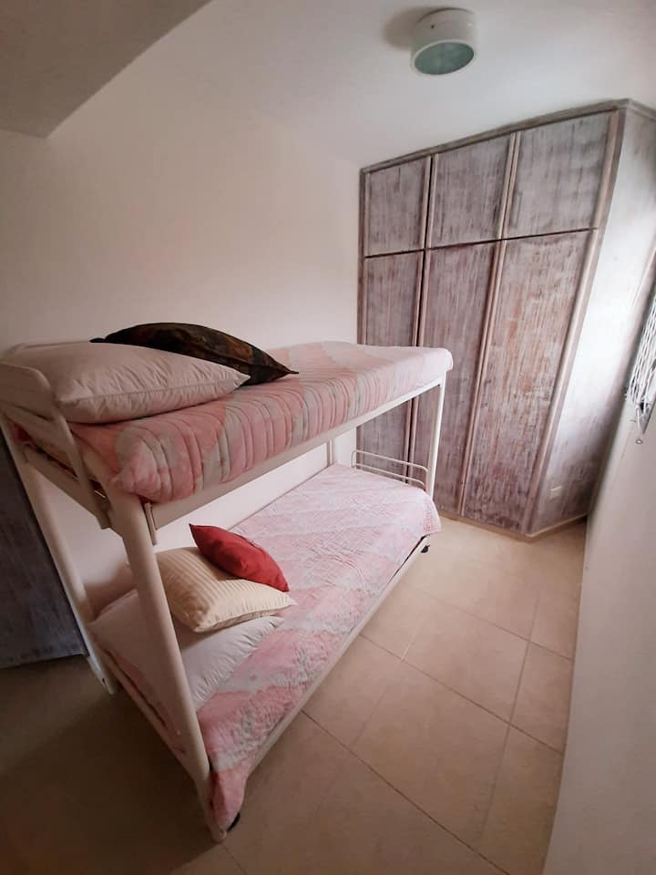 Dormitorio con litera y armario (primer piso)