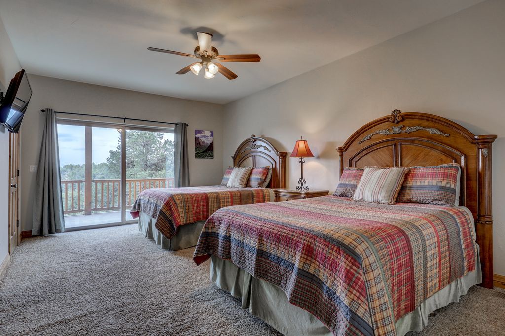 تقع غرفة النوم رقم5 في الطابق الرئيسي وهي مثالية للضيوف الذين يعانون من مشاكل في التنقل.