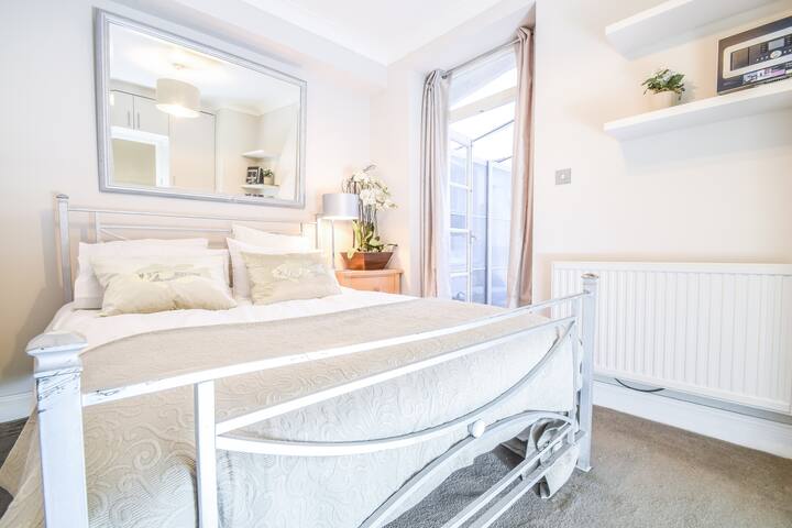 Earl’s Court 2BR flat near tube station gallery image 3