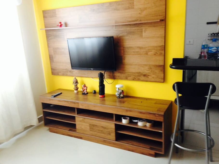 Sala Estar com estante TV e Sofá Cama Casal