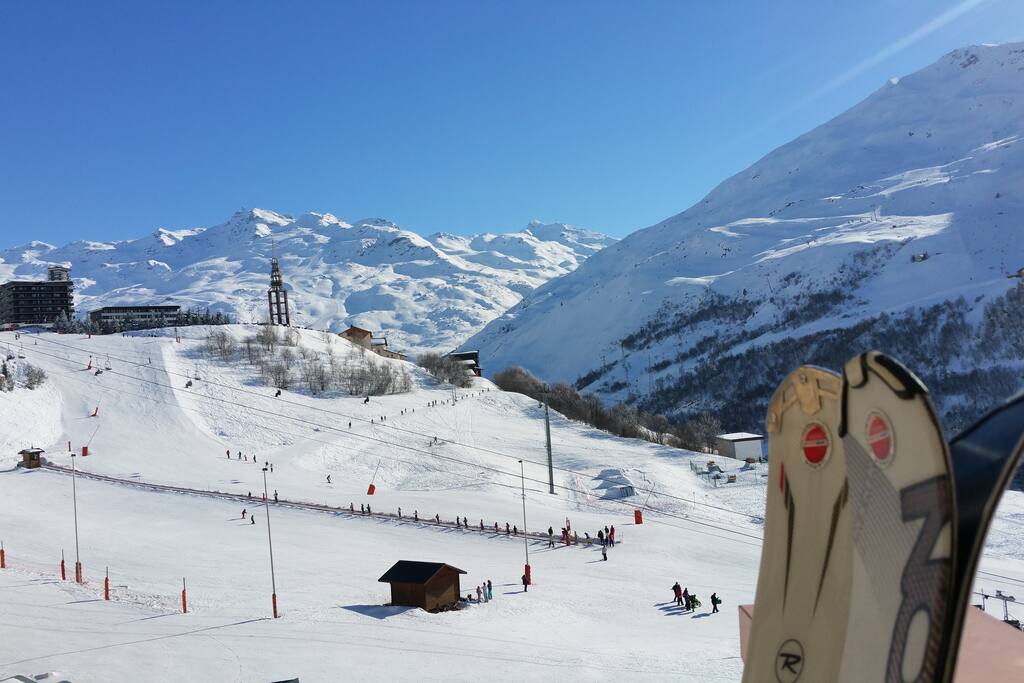 View from the balcony (South) / Vue du balcon plein sud