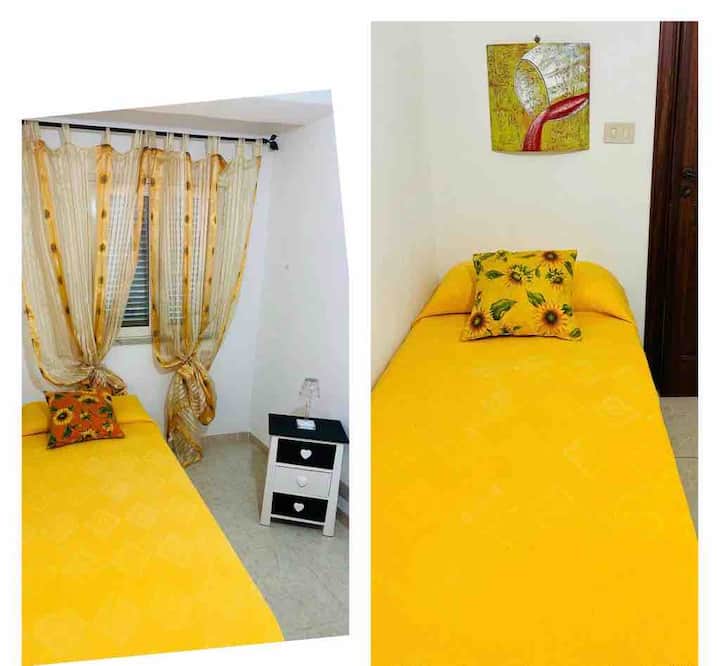 ห้องนอนพร้อมเตียงเดี่ยว 2 หลัง