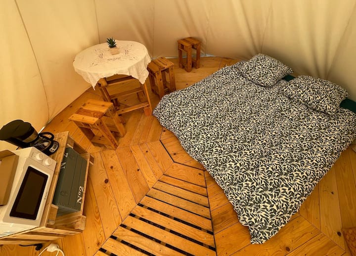 Tipi Dans Beau Jardin Avec Parking