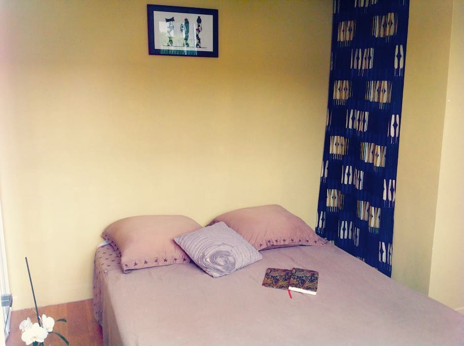 Avec le lit déplié ! Chambre en Rez-de-chaussée, indépendante du reste du logement. Salle de bain privative en étage .