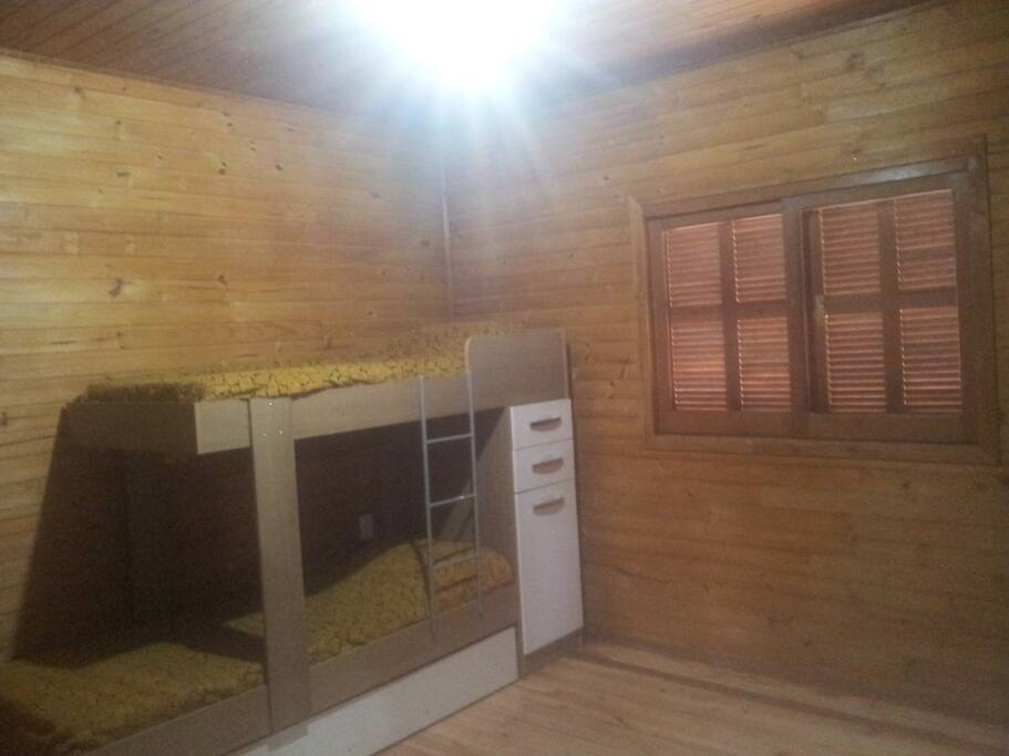 Quarto solteiro com triliche