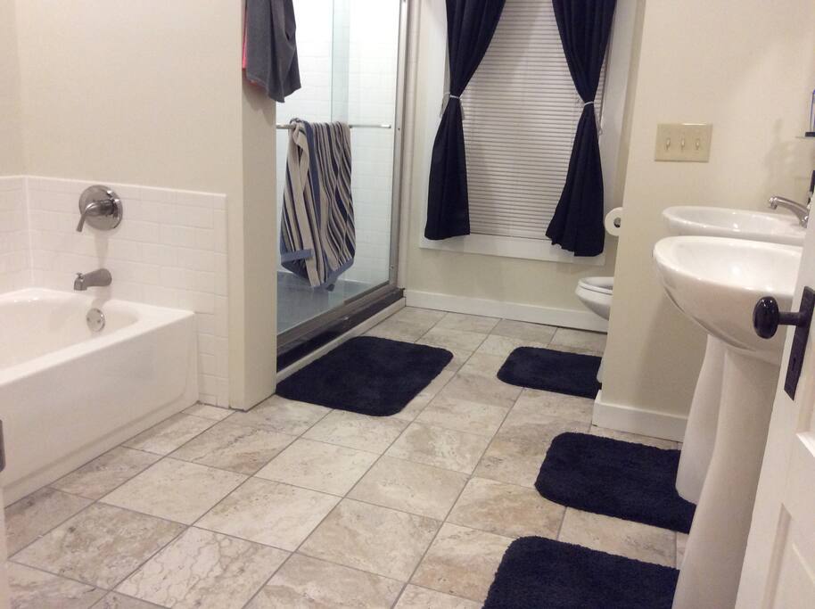 Full bath (upstairs)