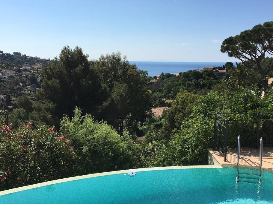 Piscine à débordement avec vue mer