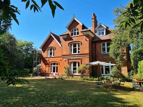 Grand Apartment,Victorian Villa, close beach/town.