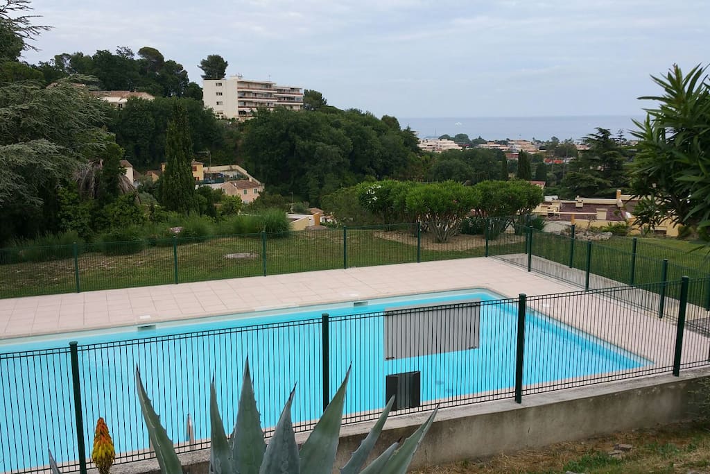 piscine de copropriété vue mer