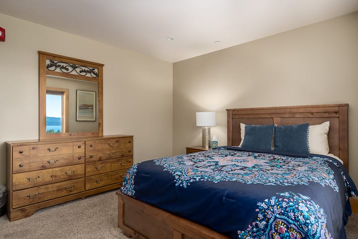 غرفة نوم كبيرة أخرى بغرفة النوم رقم1 بإطلالات رائعة!