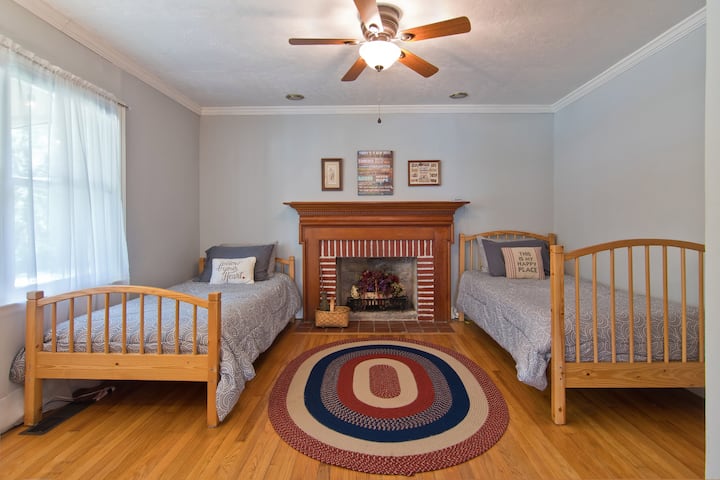 Einzelbetten und ein Kamin verleihen diesem Zimmer einen gemütlichen Charme.