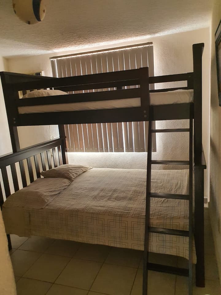 Habitación N. 4  / საძინებელი #4.  Გააზიარეთ სააბაზანო № 3 ოთახით.
Ორადგილიანი საწოლი მაღლა და ერთადგილიანი საწოლი ქვემოთ. 