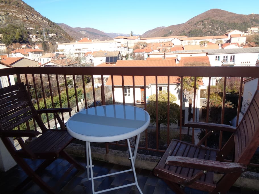 Balcon/terrasse avec vue sur la ville et les montagnes