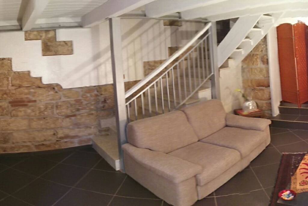Soggiorno con divano letto / Living room with sofa bed
