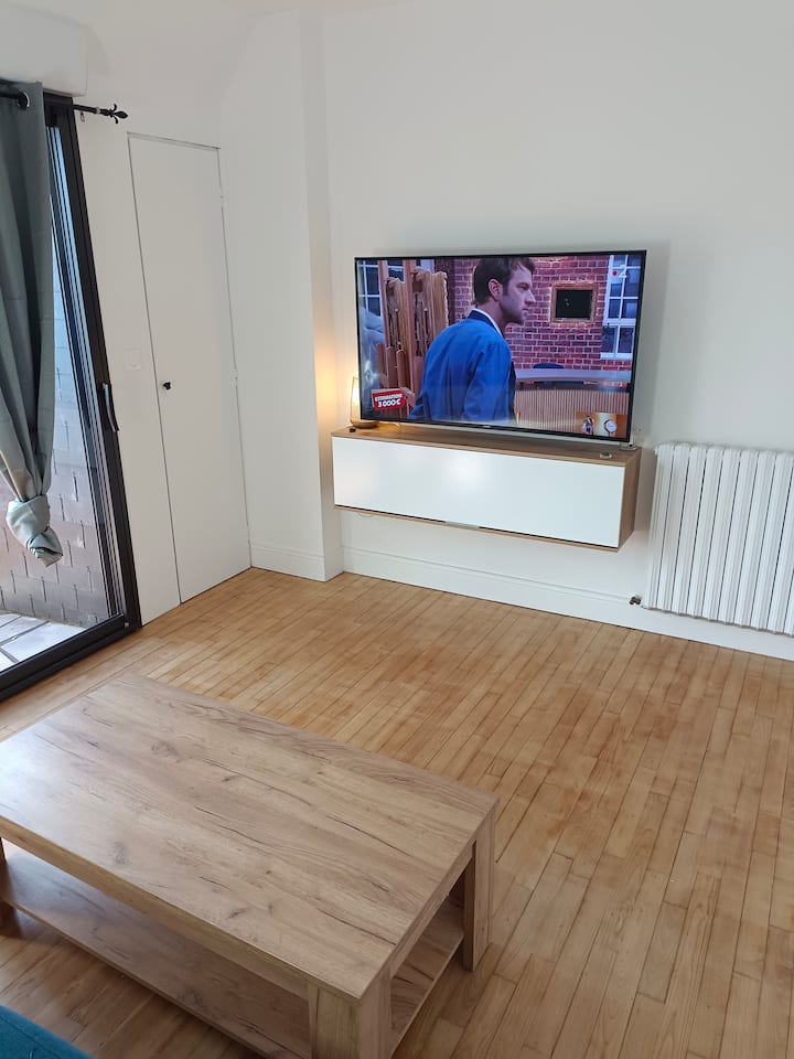 חדר הממוקם בקומה הראשונה, עם ספה נפתחת, משחקי Wii.
