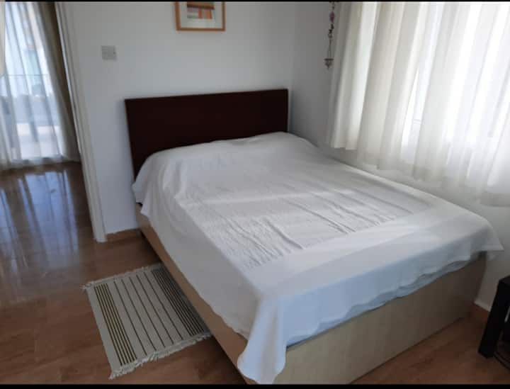 Otro dormitorio con cama doble. Puedes ver la maravillosa vista de la piscina desde el balcón que se abre a este dormitorio.
