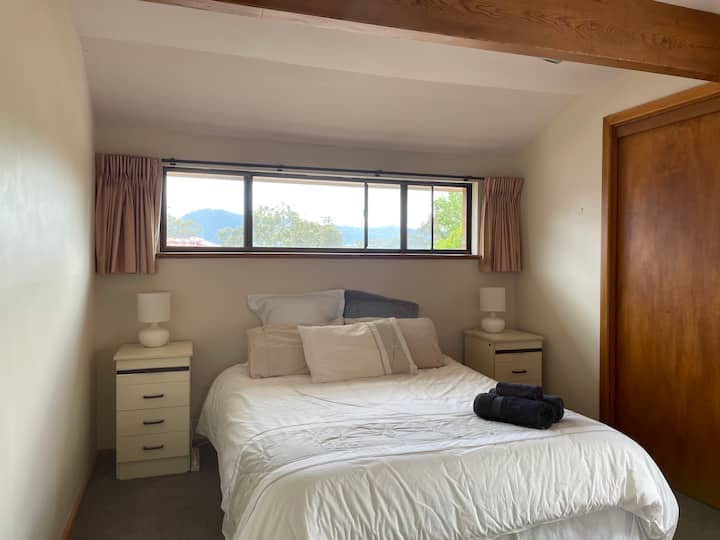 غرفة نوم في الطابق العلوي - سرير بحجم كوين - إطلالة على جبل كامبيوارا 