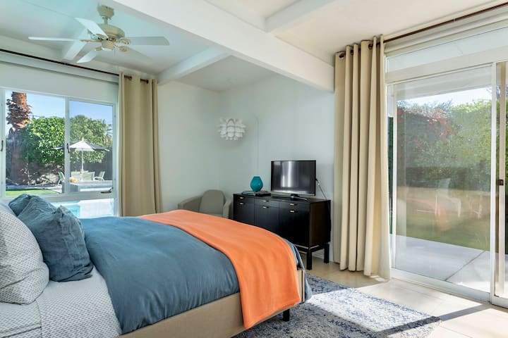 בחדר השינה הראשי יש חלונות לאזור הבריכה ודלתות הזזה משלו מזכוכית לחצר האחורית.