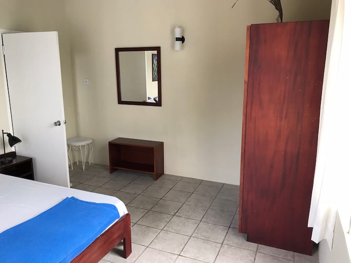 每个房间都有自己的衣柜。