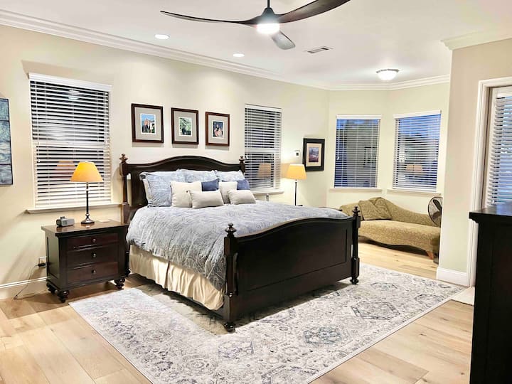 חדר שינה ראשי גדול עם גישה לחצר האחורית/בריכה. נופים יפים. חדר רחצה ראשי צמוד עם כיורים כפולים ואיפור, ג'קוזי, מקלחת וארון כניסה.