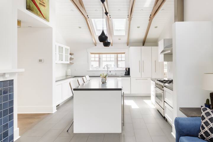 Bright & Charming Beach House Steps from Ocean gallery image 5