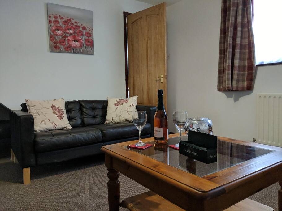 Cosy living room with TV & Internet