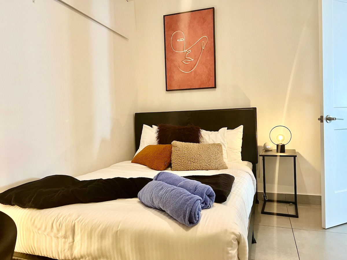 Cama completa del tercer dormitorio con alexia Echo Dot, PlayStation 4 y juegos incluidos. 