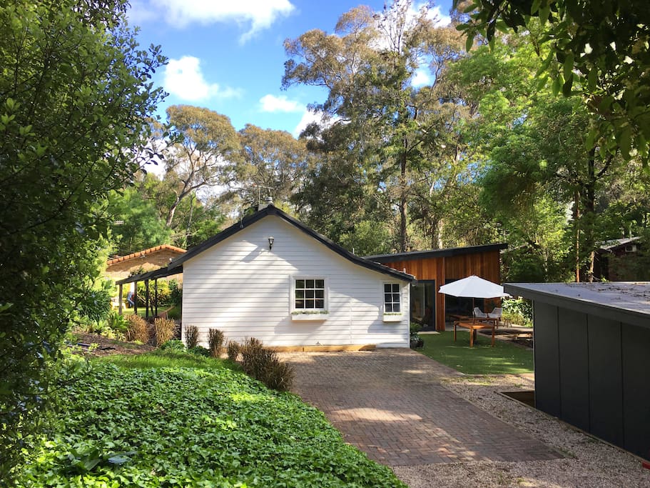 Set amongst the trees of the Adelaide Hills only 400 m from the train station to the city.