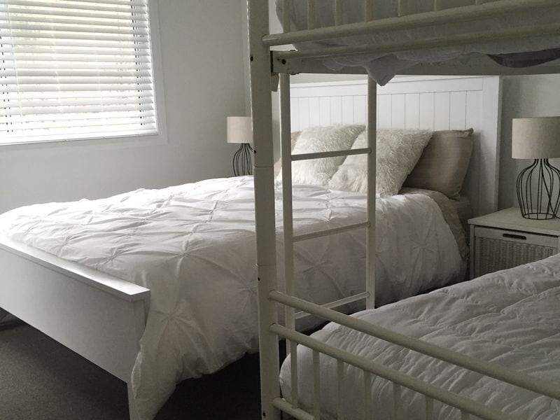 חדר שינה גדול עם מיטת קווין סייז ומיטת קומתיים עם המון איכות כדי שתרגישו בנוח כל הלילה